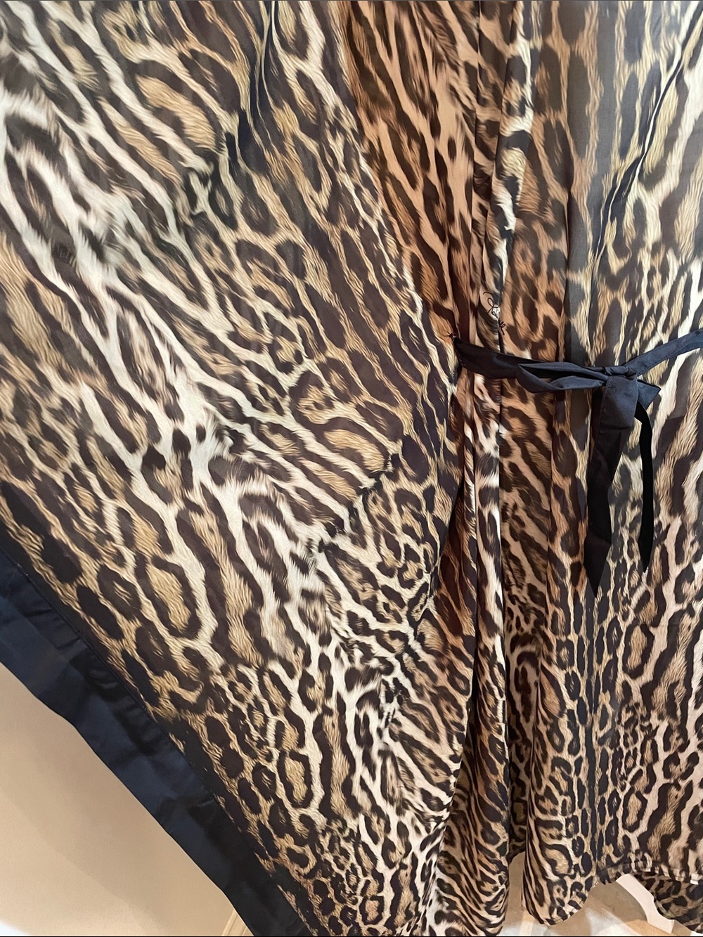 Roberto Cavalli Gold-Emblem Leopard Print in beige , Brown and Black - Picture 6 of 8